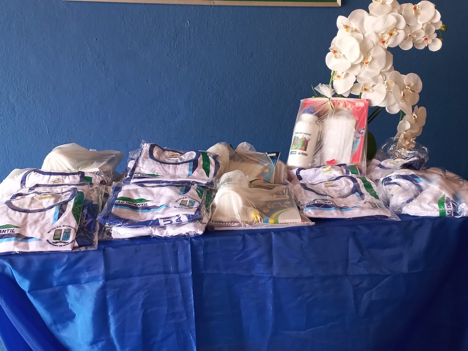 Prefeitura Entrega Fardamento, Materiais Escolares aos Alunos da Rede Municipal de Ensino